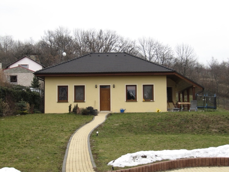 Dokončený jednopodlažný rodinný dom so spevneným prístupom