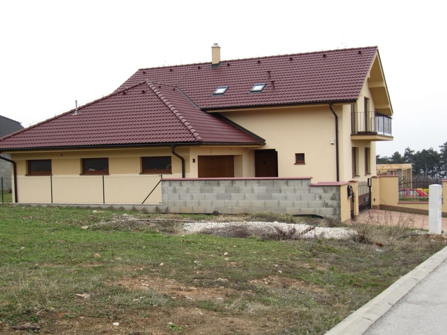 Rodinný dom s valbovou strechou a terasou